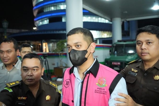 
Keterangan Foto: Kejagung Tahan 7 Tersangka Kasus Korupsi di PT Pertamina.