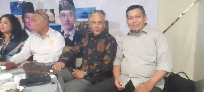
Keterangan Foto: Ketua GERAK 08 Revitriyoso Husodo mengenakan baju batik. 