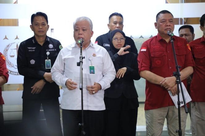 
Keterangan foto : Direktur Penyidikan Jampidsus Abdul Qohar didampingi Kepala Pusat Penerangan dan Hukum Kejagumg Harli Siregar, Rabu malam (26/02/2025)