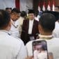 Menag Nasaruddin Ingatkan Kepala Daerah Rawat Kerukunan Umat Beragama Teropongistana.com Magelang – Menteri Agama (Menag) Nasaruddin Umar Mengingatkan Para Kepala Daerah Agar Mampu Merawat Kerukunan Umat Beragama. Menurutnya, Kerukunan Umat Beragama Merupakan Kontributor Penting Dalam Menjaga Perdamaian Di Indonesia. Terlebih Indonesia Merupakan Negara Yang Paling Plural, Sehingga Persatuan Perlu Terus Dijaga. “Jadi Kalau Umat Beragama Ini Rukun Bapak-Ibu Sekalian, Tidak Ada Kekuatan Mana Pun Yang Bisa Mengacak-Acak Indonesia, Di Sinilah Pentingnya Kementerian Agama,” Jelasnya Saat Menjadi Pembicara Pada Retret Pembekalan Kepala Daerah Yang Berlangsung Di Lembah Tidar Akademi Militer (Akmil) Magelang, Jawa Tengah, Rabu (26/2/2025). Lebih Lanjut, Dirinya Mengingatkan Para Kepala Daerah Agar Dapat Mendukung Keberadaan Forum Kerukunan Umat Beragama (Fkub). Isu-Isu Keagamaan Yang Berkembang Perlu Menjadi Perhatian Bagi Para Kepala Daerah. Dia Menegaskan Pentingnya Menjaga Perdamaian. Sebab Tanpa Perdamaian, Angka Pertumbuhan Ekonomi Menjadi Tidak Ada Artinya. Namun Apabila Perdamaian Dapat Dijaga, Pertumbuhan Ekonomi Tersebut Dapat Dirasakan Secara Optimal Oleh Masyarakat. “Makanya Itu Bapak Pimpinan Daerah Itu Sangat-Sangat Penting Memberikan Perhatian Khusus Terhadap Fenomena Konflik Yang Berbasis Keagamaan Ini,” Jelasnya. Selain Itu, Nasaruddin Mengingatkan, Penanganan Konflik Keagamaan Membutuhkan Langkah Yang Cepat. Penanganan Yang Lambat Akan Membuat Konflik Itu Semakin Besar Secara Cepat. “Makanya Itu Saya Mohon Betul 100 Hari Pertama (Masa Jabatan Kepala Daerah) Ini, Mari Kita Betul-Betul Membuat Satu Tradisi Baru Dalam Lingkungan Kita [Bagaimana Merespons Berbagai Persoalan],” Terangnya. Selain Itu, Dirinya Menekankan Pentingnya Belajar Dari Para Pendiri Bangsa Dalam Menjaga Kerukunan Umat Beragama. “Luar Biasa Founding Fathers Kita, Maka Itu Kita Harus Belajar Kearifan Dari Mereka,” Tandasnya.
