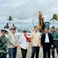 Mentan Amran Tinjau Progres Cetak Sawah Di Wanam 14 Mentan Amran Tinjau Progres Cetak Sawah Di Wanam Teropongistana.com Merauke – Menteri Pertanian Andi Amran Sulaiman Bersama Menteri Keuangan Sri Mulyani Meninjau Langsung Progres Pembangunan Lahan Cetak Sawah Di Distrik Wanam, Kabupaten Merauke, Kamis (27/2/2025). Kunjungan Ini Juga Dihadiri Menteri Pertahanan Letjen (Purn) Syafrie Syamsuddin, Wakil Kasad, Kasum Tni, Serta Jajaran Lainnya. Ini Merupakan Pertama Kalinya Menkeu Melihat Langsung Kawasan Lumbung Pangan Baru Yang Tengah Dikembangkan Di Papua Selatan. Dalam Kesempatan Tersebut, Mentan Amran Memaparkan Perkembangan Proyek Cetak Sawah Nasional Seluas 1 Juta Hektare Yang Terus Dipercepat. Sejak Kembali Menjabat, Ia Telah Mengalokasikan Anggaran Besar Melalui Program Optimasi Lahan Rawa (Oplah) Dan Ekstensifikasi Lahan Cetak Sawah Guna Meningkatkan Produktivitas Pertanian. Pemerintah Menyiapkan Anggaran Hingga Rp 15 Triliun Untuk Mendukung Swasembada Pangan, Termasuk Percepatan Cetak Sawah Di Wilayah Strategis Seperti Merauke. Pada Awal Tahun 2025, Pemerintah Mentargetkan 100.000 Hektare Cetak Sawah Baru, Ditambah 300.000 Hektare Optimasi Lahan Secara Nasional. Salah Satu Lokasi Utama Pelaksanaannya Adalah Kabupaten Merauke. Saat Ini, Dari Potensi 1,2 Juta Hektare Lahan Pertanian Di Merauke, Telah Dilakukan Optimasi Lahan Seluas 40.000 Hektare Yang Memungkinkan Peningkatan Indeks Tanam Menjadi 2-3 Kali Setahun. Produktivitas Rata-Rata Pun Naik Menjadi 6-7 Ton Per Hektare, Berkat Optimalisasi Lahan Dan Perbaikan Irigasi. Keberhasilan Ini Menjadi Bukti Bahwa Proyek Ini Berperan Strategis Dalam Mewujudkan Ketahanan Pangan Nasional. Mentan Amran Menambahkan , Keberhasilan Ini Juga Dukungan Dari Modernisasi Pertanian Di Merauke “Alsintan Dalam Jumlah Yang Besar Secara Bertahap Mengelola Lahan Disini, Juga Bantuan Benih Unggul, Pupuk Subsidi Serta Bbm Bersubsidi Pertanian,” Jelasnya. Selain Mendorong Produksi Pangan, Proyek Cetak Sawah Ini Juga Membuka Peluang Ekonomi Bagi Masyarakat Setempat. Melalui Program Brigade Pangan Yang Diinisiasi Oleh Mentan Amran, Banyak Anak Muda Papua Kini Memperoleh Penghasilan Hingga Rp 20 Juta Per Bulan, Menjadikan Sektor Pertanian Semakin Menarik Bagi Generasi Muda Di Papua Selatan. “Warga Papua Selatan Sangat Antusias Dengan Brigade Pangan Karena Manfaatnya Sudah Mereka Rasakan Langsung,” Kata Mentan Amran. “Ke Depan, Wanam Akan Kita Siapkan Menjadi Salah Satu Lumbung Pangan Terbesar, Bukan Hanya Untuk Indonesia Tetapi Juga Dunia. Dengan Modernisasi Pertanian Dan Tata Kelola Irigasi Yang Baik, Lahan Ini Akan Semakin Produktif Dan Menyejahterakan Masyarakat.” Menkeu Sri Mulyani Turut Meninjau Langsung Lahan Yang Tengah Dikembangkan, Sementara Mentan Amran Menegaskan Bahwa Dukungan Anggaran Negara Untuk Cetak Sawah Dan Irigasi Merupakan Faktor Kunci Dalam Percepatan Proyek Ini. “Di Merauke, Sudah Ada Lahan Opla Yang Bisa Panen Dua Kali Setahun, Selanjutnya Cetak Sawah Kita Kejar, Ini Pertanda Baik. Kita Akan Percepat Agar Indonesia Tidak Lagi Bergantung Pada Impor Pangan. Lahan Ini Adalah Masa Depan Pangan Indonesia, Bahkan Dunia,” Pungkas Mentan Amran.