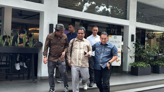 
Keterangan fofo : Kepala Kejaksaan Tinggi Daerah Khusus Jakarta, Patris Yusrian Jaya tangkap dua oknum pengacara berinisial BG dan OS serta seorang oknum Jaksa berinisial A yang menjabat Kasi Intel Kejaksaan Negeri Landak Kalimantan Barat, Kamis (27/2/2025)