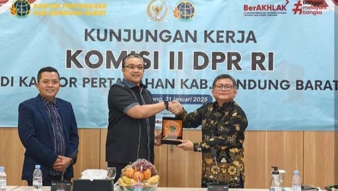 
Keterangan foto : Wakil Ketua Komisi II DPR RI, Dr Dede Yusuf Macan Efendi melakukan kunjungan kerja ke kantor Pertanahan Kabupaten Bandung Barat, Jumat (31/1/2025) 