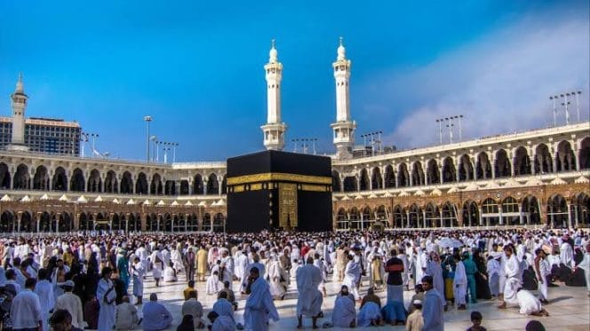 
Jemaah haji saat melakukan ibadah didepan Ka'bah.