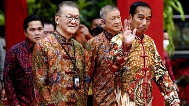 
Keterangan Foto: Presidenn Jokowi bersama pengusaha Aguan yang sering di sebut naga 9.