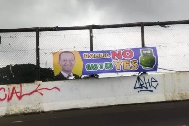 
Keterangan Foto: Bener Ketua umum partai Golkar Bahlil Lahadalia beredar di sejumlah daerah dengan tulisan Bahlil No Gas 3kg Yes.