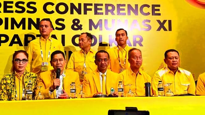 
Keterangan Foto : Ketua umum DPP Partai Golkar Bahlil Lahadalia bersama pengurus Golkar.