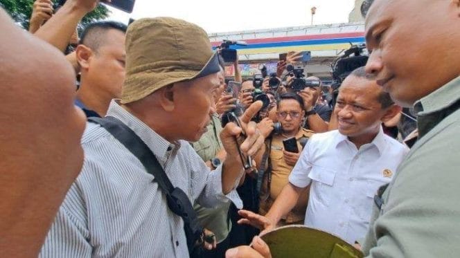 
Menteri ESDM Bahlil Lahadalia saat di tunjuk-tunjuk masyarakat akibat langkanya GAS 3 Kg Tanggerang kota.
