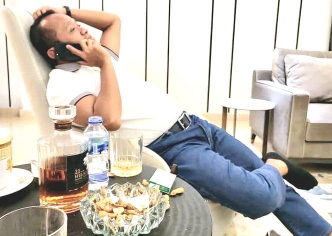 
Keterangan Foto: Ketua Umum Partai Golkar Bahlil Lahadalia saat telepon.