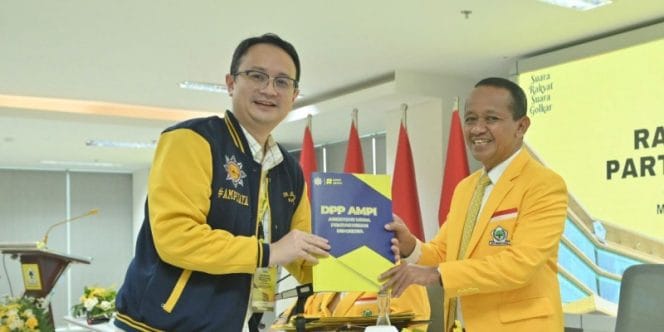 
Keterangan Foto : Pembaharuan Indonesia (DPP AMPI), Jerry Sambuaga dan Ketum Partai Golkar, Bahlil Lahadalia.