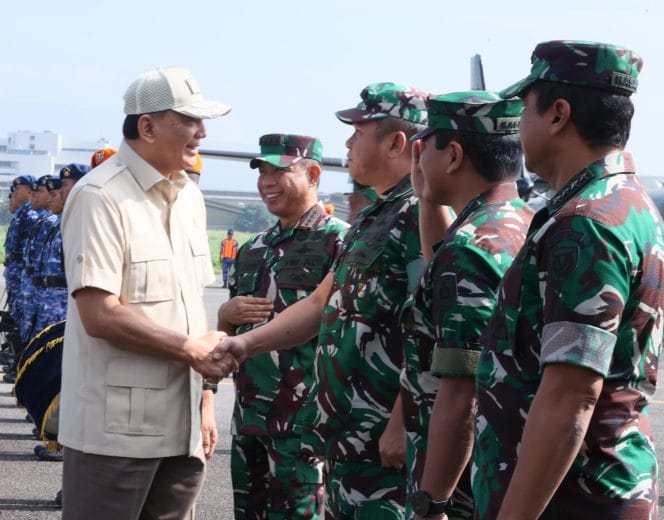 
Keterangan Foto: Menteri Pertahanan (Menhan) Republik Indonesia Sjafrie Sjamsoeddin bersama Kepala Staf Angkatan Darat (Kasad) Jenderal TNI Maruli Simanjuntak dalam acara serah terima di Lanud Husein Sastranegara, Bandung, Jawa Barat, Sabtu (1/3/2025).