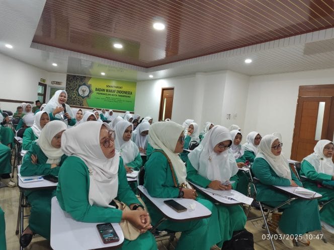 
Keterangan Foto: Ketua PC Fatayat NU Kota Tangerang Noni Menawati.