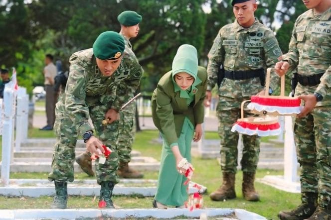 
Keterangan Foto: Dalam rangkaian kegiatan peringatan HUT Kostrad ke 64, Yonif 330 Kostrad melaksanakan kegiatan ziarah rombongan di Taman Makam Pahlawan (TMP) Cikutra, Neglasari, Kecamatan Cibeunying Kaler, Kota Bandung, Jawa Barat, pada Selasa, (3/3/2025).
