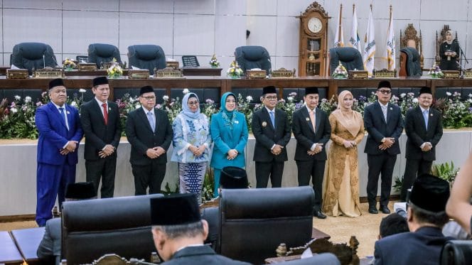 
Keterangan foto : DPRD Provinsi Banten menggelar rapat paripurna serah terima jabatan (Sertijab) Gubernur Banten dari Pj Abdul Rouf Damenta kepada Gubernur Terpilih Andra Soni dan Wakilnya Dimyati Natakusuma, Rabu (5/3/2025)