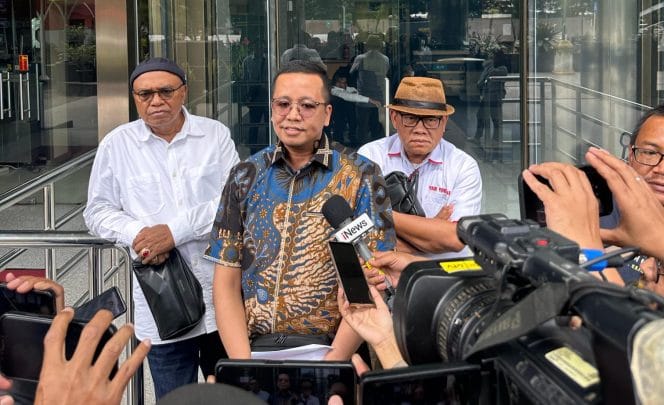 
Keterangan foto : Ronald Loblobly kordinator Koaliso Sipil anti Korupsi kepada wartawan di Gedung Merah Putih KPK, Jakarta Selatan, Senin (10/3/2025)