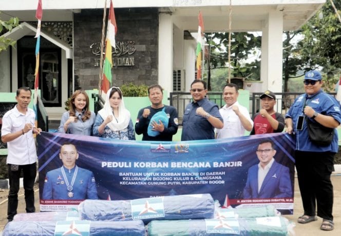 
Keterangan foto : Wakil Ketua Komisi I DPR RI dari Fraksi Partai Demokrat Anton Sukartono Suratto peduli korban banjir dengan memberikan sembako dan peralatan tidur, Kamis (13/3/2025)