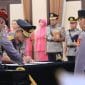 Kapolri Pimpin Sertijab Sejumlah Pejabat Polri, Kadivhumas Polri: &Quot;Rotasi Untuk Perkuat Kinerja Institusi&Quot; Teropongistana.com Jakarta– Kapolri Memimpin Langsung Upacara Serah Terima Jabatan (Sertijab) Sejumlah Perwira Tinggi Polri Di Mabes Polri, Jakarta, Pada Jumat (14/3). Pergantian Ini Merupakan Bagian Dari Rotasi Rutin Yang Bertujuan Untuk Penyegaran Organisasi Serta Peningkatan Efektivitas Tugas Kepolisian Di Berbagai Wilayah. Dalam Upacara Tersebut, Sejumlah Pejabat Strategis Mengalami Pergeseran Jabatan, Termasuk Irjen Pol. Anwar Yang Kini Menjabat Sebagai Asisten Sumber Daya Manusia (As Sdm) Kapolri. Selain Itu, Posisi Asisten Logistik (Aslog) Kapolri Yang Sebelumnya Dipegang Oleh Irjen Pol. Raden Prabowo Argo Yuwono Kini Dipercayakan Kepada Irjen Pol. Suwondo Nainggolan. Sertijab Juga Mencakup Beberapa Kapolda Di Berbagai Daerah. Irjen Pol. Suwondo Nainggolan Yang Sebelumnya Kapolda Diy Kini Menjabat Sebagai Aslog Kapolri, Sementara Brigjen Pol. Anggoro Sukartono Menggantikan Posisinya Sebagai Kapolda Diy. Di Sulawesi Selatan, Irjen Pol. Yudhiawan Menyerahkan Tongkat Kepemimpinan Kepada Irjen Pol. Rusdi Hartono, Yang Sebelumnya Menjabat Kapolda Jambi. Posisi Kapolda Jambi Kini Diisi Oleh Irjen Pol. Krisno Halomoan Siregar. Pergantian Kepemimpinan Juga Terjadi Di Beberapa Wilayah Lainnya, Seperti Kapolda Maluku Utara Yang Kini Dijabat Oleh Irjen Pol. Drs. Waris Agono, Kapolda Riau Oleh Irjen Pol. Dr. Hery Herjawan, Dan Kapolda Kalimantan Tengah Oleh Irjen Pol. Iwan Kurniawan. Sementara Itu, Irjen Pol. Drs. Nanang Avianto Yang Sebelumnya Kapolda Kalimantan Timur Kini Dipercaya Sebagai Kapolda Jawa Timur, Dengan Irjen Pol. Endar Prianto Menggantikannya Di Kaltim. Kadivhumas Polri, Irjen. Pol. Sandi Nugroho, Menegaskan Bahwa Rotasi Dan Mutasi Ini Merupakan Langkah Strategis Dalam Menjaga Profesionalisme Dan Responsivitas Institusi Kepolisian. &Quot;Serah Terima Jabatan Ini Adalah Bagian Dari Pembinaan Karier Di Lingkungan Polri Untuk Memastikan Organisasi Tetap Berjalan Dinamis Dan Efektif. Setiap Pejabat Yang Dilantik Diharapkan Dapat Segera Menyesuaikan Diri Serta Melanjutkan Program Kerja Yang Sudah Berjalan,&Quot; Ujarnya. Lebih Lanjut, Irjen. Pol. Sandi Menekankan Pentingnya Dedikasi Dan Profesionalisme Dari Para Pejabat Baru Dalam Menghadapi Tantangan Tugas Ke Depan. &Quot;Kami Percaya Bahwa Dengan Pengalaman Dan Kompetensi Yang Dimiliki, Para Pejabat Yang Baru Dilantik Akan Mampu Membawa Inovasi Serta Meningkatkan Pelayanan Kepada Masyarakat Sesuai Dengan Prinsip Polri Yang Presisi,&Quot; Tambahnya. Upacara Sertijab Berlangsung Dengan Khidmat Dan Dihadiri Oleh Jajaran Pejabat Utama Mabes Polri Serta Tamu Undangan Dari Berbagai Instansi Terkait. Dengan Pergantian Ini, Diharapkan Polri Semakin Solid Dalam Menjalankan Tugasnya Menjaga Keamanan Dan Ketertiban Di Seluruh Wilayah Indonesia.