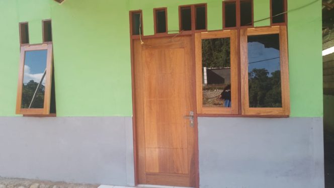 
Nelayan Laut ini tidak menyangka bakal menghuni sebuah rumah yang layak bersama istri dan anaknya di Desa Nifasi, Distrik Makimi, Kabupaten Nabire, Papua Tengah.