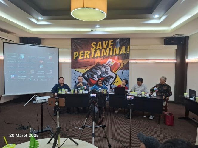 
Keterangan Foto : Diskusi publik selamatkan pertamina dari korupsi.