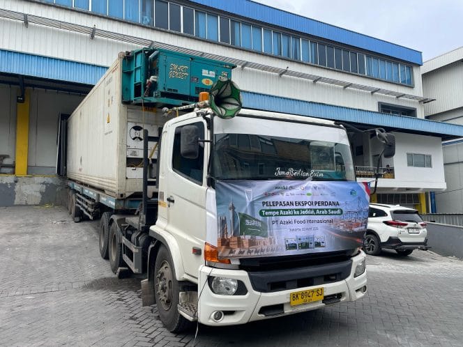 
Keterangan Foto: PT Azaki Food Internasional secara resmi melepas ekspor perdana Tempe Azaki ke Arab Saudi.