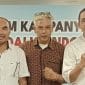 Revitriyoso Husodo: Manuver Kepala Babi Gagal Total, Rakyat Semakin Percaya Pemerintah Teropongistana.com Jakarta - Medan Pertempuran Politik Praktis Nasional Saat Ini Dinodai Manuver Tidak Simpatik Oleh Pihak-Pihak Yang Dirugikan Jika Kepercayaan Masyarakat Terhadap Pemerintahan Prabowo-Gibran Semakin Meningkat. Revitriyoso Husodo, Aktivis 80An Dan 90An Yang Juga Seorang Seniman Menyatakan Bahwa Dengan Mengirimkan Seonggok Kepala Babi Disusul Bangkai Tikus Kepada Awak Media Tempo Ternyata Tidak Termakan Mentah-Mentah Oleh Masyarakat Yang Semakin Cerdas Dalam Membaca Gerak Politik Di Tanah Air. &Quot;Buktinya, Masyarakat Tidak Menaruh Kecurigaan Bahwa Pihak Pemerintah Yang Melakukan Hal Tersebut. Sebaliknya, Masyarakat Semakin Geram Dengan Cara2 Menjijikkan Kepada Siapapun Yang Melakukannya Apalagi Di Bulan Suci Ramadhan Yang Penuh Berkah Ini&Quot;, Ujar Revi. Menurutnya, Dengan Kejadian Ini Pihak Yang Dirugikan Adalah Pemerintah Yang Selalu Menjaga Kondusifitas Situasi Sosial Ekonomi Politik Dikarenakan Sedang Menumpahkan Energi Untuk Memerangi Korupsi Dan Mafia Industri Ekstraktif Nasional Di Tengah Krisis Geoekonomi Dunia. &Quot;Kemungkinan Terbesar Pihak-Pihak Yang Mencoba Mendapat Keuntungan Dari Kegaduhan Ini Adalah Jaringan Oknum Pelaku Yang Sedang Dirugikan Dan Terancam Terbongkar Praktek Mega Korupsi Dan Jaringan Perampokannya, Namun Upaya Mereka Gatot Alias Gagal Total.&Quot; Pungkasnya.