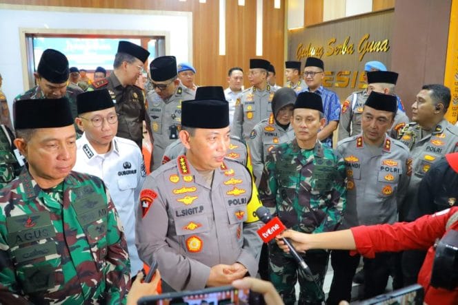 
Keterangan Foto : Kapolri Jenderal Listyo Sigit Prabowo dan Panglima TNI Jenderal Agus Subiyanto menghadiri acara Safari Ramadhan di Polda Lampung, Rabu (26/3/2025).