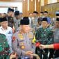 Kapolri Dan Panglima Tni Hadiri Safari Ramadhan Di Polda Lampung Teropongistana.com Lampung - Kapolri Jenderal Listyo Sigit Prabowo Dan Panglima Tni Jenderal Agus Subiyanto Menghadiri Acara Safari Ramadhan Di Polda Lampung, Rabu (26/3/2025). Kapolri Dan Panglima Bersilaturahmi Dengan Seluruh Ulama, Tokoh Agama, Tokoh Masyarakat Hingga Unsur Forkopimda Dalam Kegiatan Tersebut. Dalam Kesempatan Itu Diserahkan Juga Santunan Dari Kapolri Kepada Anak Yatim-Piatu. Terkait Kegiatan Safari Ramadhan, Sigit Sebelumnya Menuturkan Bahwa, Acara Ini Merupakan Ajang Untuk Terus Menjalin Silaturahmi Dan Semakin Menguatkan Sinergisitas Antara Tni, Polri, Ulama, Tokoh Agama, Tokoh Masyarakat Dan Seluruh Unsur Elemen Lainnya. Selain Itu, Kata Sigit, Kegiatan Ini Juga Bersamaan Dengan Momentum Bulan Suci Ramadhan Serta Menyambut Hari Raya Idul Fitri Atau Lebaran. Dengan Terwujudnya Sinergisitas, Sigit Menyebut, Akan Menciptakan Situasi Kamtibmas Yang Aman, Lancar Dan Damai. &Quot;Kita Harapkan Dengan Sinergisitas Yang Ada Kegiatan Semua Berjalan Aman, Lancar Dan Tertib Demikian Pula Dengan Sinergitas Yang Ada Kita Harapkan Stabilitas Kamtibmas Politik, Keamanan Tetap Terjaga,&Quot; Ujar Sigit. Tentunya, Dikatakan Sigit, Hal Ini Bisa Mendorong Terwujudnya Program Pemerintah, Dalam Hal Ini Asta Cita. Dan Juga Program Yang Dihubungkan Antara Pusat Dan Daerah Untuk Kepentingan Dan Kesejahteraan Masyarakat. &Quot;Mudah-Mudahan Kegiatan Ini Bisa Terjaga Dan Berlanjut Untuk Kebaikan Bagi Kita Semua Khususnya Masyarakat Dan Terus Mendukung Kami Untuk Bisa Menjaga Stabilitas Kamtibmas Dan Tentunya Ini Yang Menjadi Harapan Kita Semua,&Quot; Tutup Sigit.