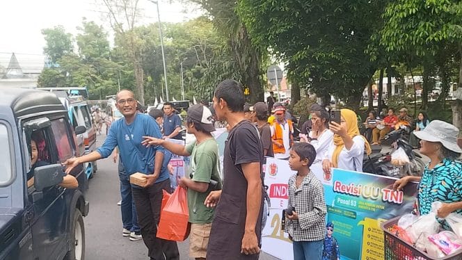 
Keterangan Foto : Torop Sihombing Ketua DPD GERAK 08 Sumatera Utara saat membagikan takjil dalam upaya mendukung uu tni bersama rakyat.