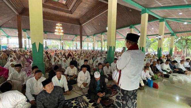 
Keterangan Foto : Ribuan jemaah Akar Djati memadati Bangsal Pagelaran, Keraton Kasepuhan, Cirebon, Jumat (28/3).