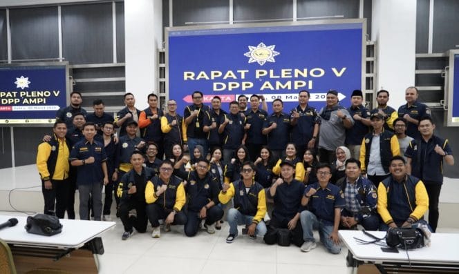 
Keterangan Foto: Dewan Pimpinan Pusat Angkatan Muda Pembaharuan Indonesia (DPP AMPI) melakukan revitalisasi kepengurusan dalam Rapat Pleno ke-V yang digelar 8 maret 2025 di aula graha DPP Partai Golkar.