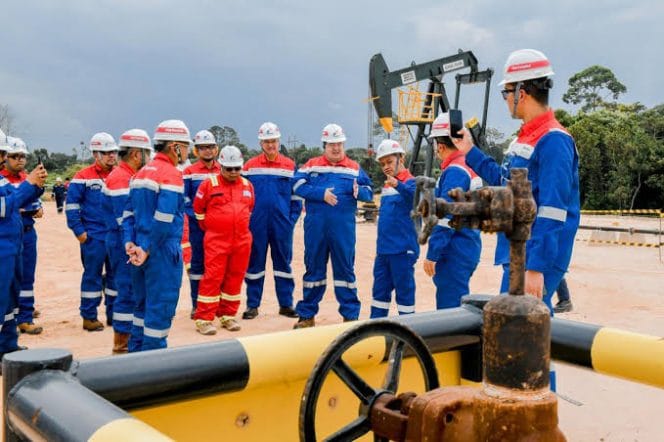 
Keterangan Foto: Menteri Energi dan Sumber Daya Mineral (ESDM) Bahlil Lahadalia didampingi Kepala Satuan Kerja Khusus Pelaksana Kegiatan Usaha Hulu Minyak dan Gas Bumi (SKK Migas) Djoko Siswanto melakukan peninjauan ke wilayah kerja PT Pertamina Hulu Rokan (PHR) di Duri, Bengkalis, Riau, Rabu (5/2/2025).