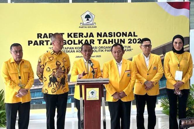 
Keterangan Foto: Ketua Umum Partai Golkar Bahlil Lahadalia bersama pengurus DPP Partai Golkar.