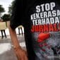 Jakarta – Aksi Kekerasan Terhadap Jurnalis Kembali Terjadi. Seorang Wartawan Media Online Mengalami Penganiayaan Brutal Saat Sedang Menginvestigasi Dugaan Peredaran Obat Keras Golongan G, Seperti Tramadol Dan Hexymer, Di Kawasan Rawamangun, Jakarta Timur. Insiden Mengerikan Ini Terjadi Ketika Wartawan Tersebut Mendatangi Sebuah Toko Yang Dicurigai Sebagai Lokasi Transaksi Obat Terlarang. Namun, Kehadirannya Diketahui Oleh Penjaga Toko, Yang Segera Memberi Tahu Pemilik Usaha Tersebut. Tak Lama Kemudian, Pemilik Toko Datang Dengan Membawa Sejumlah Orang. Situasi Yang Semula Tegang Berubah Menjadi Aksi Kekerasan. Wartawan Itu Diduga Dipukuli Dengan Stik Golf Dan Dibacok Menggunakan Samurai. Akibatnya, Korban Mengalami Luka Serius Di Beberapa Bagian Tubuh Dan Harus Dilarikan Ke Rumah Sakit Untuk Mendapatkan Perawatan Medis. Korban, Didampingi Tim Kuasa Hukumnya Dari Lbh Jaringan Rakyat (Jarak), Telah Melaporkan Kasus Ini Ke Pihak Kepolisian Dengan Nomor Laporan Lp/B/777/Iii/2025/Spkt/Polres Metro Jakarta Timur/Polda Metro Jaya, Tertanggal 2 Maret 2025. Kasus Ini Langsung Menuai Kecaman Dari Berbagai Pihak, Terutama Komunitas Pers. Ketua Kelompok Kerja Persatuan Wartawan Indonesia (Pwi) Walikota Jakarta Timur, Hengki Lumban Toruan Mengecam Keras Aksi Brutal Tersebut Dan Menegaskan Bahwa Kejadian Ini Merupakan Ancaman Nyata Terhadap Kebebasan Pers. &Quot;Segala Bentuk Penganiayaan Terhadap Wartawan Yang Sedang Menjalankan Tugas Jurnalistiknya Adalah Serangan Terhadap Demokrasi. Aparat Harus Segera Bertindak Tegas Untuk Mengusut Tuntas Kasus Ini,&Quot; Ujar Eky, Sapaan Akrab Hengki Pada Kamis (6/3/2025). Ia Juga Meminta Kepolisian Untuk Tidak Hanya Menangkap Pelaku Penganiayaan, Tetapi Juga Mengungkap Jaringan Peredaran Obat Terlarang Yang Menjadi Latar Belakang Kasus Ini. Kejadian Ini Menimbulkan Kekhawatiran Lebih Besar Bahwa Jaringan Peredaran Obat Ilegal Semakin Berani Bertindak Brutal Demi Melindungi Bisnis Haramnya. Jika Seorang Wartawan Saja Bisa Dianiaya Di Tengah Kota Besar Seperti Jakarta, Seberapa Kuat Sebenarnya Jaringan Ini? Kasus Ini Kini Menjadi Ujian Bagi Aparat Penegak Hukum Untuk Membuktikan Keseriusannya Dalam Memberantas Peredaran Obat Terlarang Sekaligus Melindungi Kebebasan Pers. Masyarakat Dan Komunitas Jurnalis Menunggu Langkah Tegas Kepolisian Dalam Menangkap Pelaku Serta Membongkar Aktor-Aktor Di Balik Bisnis Ilegal Ini. 