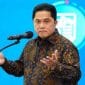 Kasus Korupsi Minyak Bikin Erick Thohir Terancam Di Kabinet Teropongistana.com Jakarta - Isu Reshuffle Jilid 2 Kabinet Merah Putih (Kmp) Oleh Presiden Prabowo Subianto, Disinyalir Turut Menarget Menteri Badan Usaha Milik Negara (Bumn) Erick Thohir.  Direktur Eksekutif Citra Institute, Yusak Farchan Mengamati, Pos Bumn Punya Persoalan Yang Tidak Kecil Karena Berkaitan Dengan Tata Kelola Uang Negara Yang Diusahakan.  Menurut Dia, Menyeruaknya Kasus Dugaan Korupsi Tata Kelola Minyak Mentah Di Pertamina Subholding Dan Kontraktor Kontrak Kerja Sama (Kkks) Tahun 2018-2023 Adalah Salah Satu Contoh Persoalannya.  &Quot;Kasus Pertamina Sebetulnya Bisa Menjadi Pintu Masuk Untuk Me-Reshuffle Erick Dari Menteri Bumn,&Quot; Ujar Yusak Kepada Wartawan Pada Senin, 17 Maret 2025. Lebih Dari Itu, Kandidat Doktor Politik Universitas Nasional (Unas) Itu Memprediksi, Kepemimpinan Erick Thohir Di Bumn Selama Dua Periode Tak Kunjung Menunjukkan Prestasi.  Justru, Ia Mendapati Sejumlah Persoalan Yang Muncul, Tak Terkecuali Terkait Dugaan Korupsi Hingga Kerugian Negara. Sehingga Wajar Menurutnya Apabila Ada Isu Erick Thohir Akan Terkena Reshuffle Presiden Prabowo Jilid 2. &Quot;Tata Kelola Bumn Bukan Hanya Buruk Di Era Erick, Tapi Juga Tidak Berkontribusi Maksimal Terhadap Penerimaan Pendapatan Negara,&Quot; Demikian Yusak Menambahkan.