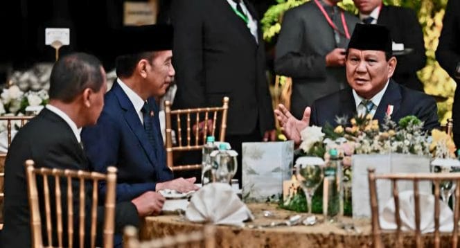 
Keterangan Foto : Presiden Prabowo bersama mantan presiden jokowi di dampingi bahlil lahadalia.