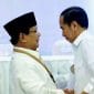 Prabowo Dan Jokowi Adu Kuat Dipanggung Kekuasaan Teropongistana.com Jakarta - Politikus Senior Pdip, Beathor Suryadi, Mengemukakan Analisis Tajam Terkait Dinamika Kekuasaan Di Pemerintahan Presiden Prabowo Subianto. Menurutnya, Sosok Yang Paling Berpotensi Mengguncang Stabilitas Prabowo, Bahkan Menurunkannya Dari Kursi Presiden, Adalah Joko Widodo. Jokowi Dan Jaringan Kekuasaannya Meskipun Tidak Lagi Menjabat Sebagai Presiden, Jokowi Masih Memiliki Pengaruh Politik Yang Kuat. Ia Tetap Didukung Oleh Jutaan Loyalis, Memiliki Akses Terhadap Dana Besar, Serta Dekat Dengan Oligarki Dan Elite Politik Nasional. Jaringan Ini Diperkuat Dengan Hubungan Eratnya Dengan Pimpinan Partai Politik, Termasuk Yang Tergabung Dalam Koalisi Prabowo, Serta Kedekatannya Dengan Pimpinan Tni-Polri. Keberadaan Gibran Rakabuming Raka Sebagai Wakil Presiden Juga Menambah Dimensi Baru Dalam Dinamika Kekuasaan. Gibran, Sebagai Putra Jokowi, Dianggap Sebagai Perpanjangan Tangan Politik Sang Ayah Di Istana. Dengan Kombinasi Faktor Ini, Prabowo Dinilai Harus Tetap Menjaga Hubungan Baik Dengan Jokowi Agar Dapat Menjalankan Pemerintahan Dengan Stabil Hingga 2029. Dinamika Ekonomi Dan Pertemuan Intensif Situasi Ekonomi Yang Semakin Menantang Membuat Pertemuan Antara Prabowo Dan Jokowi Semakin Sering Terjadi. Selain Membahas Kebijakan Nasional, Pertemuan-Pertemuan Ini Diduga Juga Berkaitan Dengan Akses Terhadap Sumber Daya Keuangan Yang Masih Dikendalikan Oleh Mantan Presiden Tersebut. Namun, Apakah Jokowi Benar-Benar Masih Menjadi Kingmaker Yang Dapat Menentukan Arah Pemerintahan? Ataukah Prabowo Akan Menemukan Cara Untuk Memperkuat Posisinya Tanpa Berada Dalam Bayang-Bayang Jokowi? Hingga Saat Ini, Belum Ada Tanggapan Resmi Dari Istana Terkait Pernyataan Beathor Suryadi. Namun, Perkembangan Politik Ke Depan Akan Semakin Menarik Untuk Disimak, Terutama Terkait Bagaimana Hubungan Jokowi Dan Prabowo Dalam Menjaga Keseimbangan Kekuasaandiindonesia.
