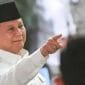 Nunggu Giliran Sikat Pak..! Prabowo Geram Banyak Tambang Ilegal Teropongistana.com Jakarta - Presiden Prabowo Subianto Geram Karena Masih Banyak Ditemui Pertambangan Ilegal Di Dalam Negeri Hingga Penyelundupan Emas Yang Dilakukan Pihak-Pihak Tak Bertanggung Jawab. Menurut Prabowo, Itu Adalah Salah Satu Tantangan Dalam Mengelola Sumber Daya Alam Negeri Yang Berlimpah. &Quot;Masih Terdapat Beberapa Penyimpangan-Penyimpangan, Ada Illegal Mining Di Mana-Mana, Ada Penyelundupan Mas Ke Luar Negeri Tanpa Melalui Proses Yang Benar,&Quot; Ujar Prabowo Saat Di Jawa Timur, Senin (17/3). Kepala Negara Ini Menegaskan Bahwa Tindakan Tersebut Sangat Merugikan Negara Sehingga Perlu Dibasmi. Apabila Semua Proyek Pertambangan Dilakukan Dengan Aturan, Maka Ia Yakin Akan Memberikan Dampak Besar Bagi Perekonomian. &Quot;Ini Merugikan Negara Bangsa Dan Rakyat Dan Ini Akan Kita Tindak, Akan Kita Telusuri. Kita Harus Terus Menerus Memberantas Segala Penyimpangan, Penyelundupan Ke Luar Indonesia Merugikan Penerimaan Kita, Penyelundupan Barang Luar Ke Indonesia Juga Mengancam Industri Kita, Mengancam Pekerjaan Ratusan Ribu Rakyat Kita,&Quot; Jelasnya. Oleh Sebab Itu, Prabowo Mengatakan Sangat Bersyukur Dengan Inisiatif Pt Freeport Indonesia (Ptfi) Yang Sudah Mau Melakukan Hilirisasi Tembaga Menjadi Emas. Dengan Demikian, Pemerintah Bisa Menjual Barang Jadi Yang Tentunya Memberikan Nilai Tambah Lebih Besar. &Quot;Ini Sungguh Sesuatu Yang Sangat Penting Bagi Negara Dan Bangsa Kita. Ini Yang Kita Kehendaki, Bahwa Negara Kita, Bangsa Kita Tidak Hanya Akan Menjual Bahan Baku, Tapi Kita Ingin Juga Menjual Barang-Barang Jadi, Barang-Barang Produk Akhir Yang Punya Nilai Tambah Yang Sangat Besar,&Quot; Imbuhnya. Pabrik Emas Freeport Ini Diklaim Bisa Menghasilkan Hingga 60 Ton Emas Per Tahun Dari Sebanyak 3 Juta Konsentrat. Hal Ini Menguatkan Posisi Indonesia Sebagai Negara Pemilik Cadangan Emas Terbesar Ke-6 Di Dunia. &Quot;Kita Juga Diingatkan Oleh Peristiwa Hari Ini, Bahwa Kita Negara Yang Seharusnya Bersyukur, Kita Memiliki Sumber Alam Yang Cukup Besar, Kita Sekarang Di Dunia Ini Memiliki Cadangan Emas Ya.
