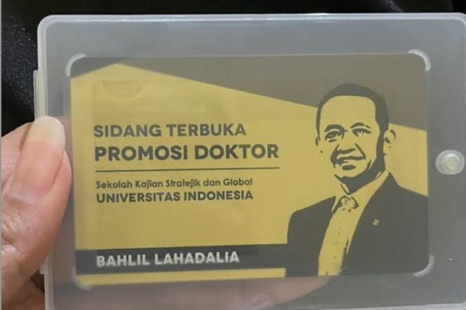 
Keterangan Foto : Bahlil Lahadalia telah meraih gelar dokter dalam program studi Kajian Strategik dan Global Universitas Indonesia. Bahlil lulus dengan predikat Cumlaude dalam waktu 1 tahun 8 bulan. Adapun sidang terbuka promosi doktor Bahlil dilakukan pada Rabu, (16/10/2024).