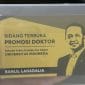 Bahlil Revisi Ulang Disertasi, Level Universitas Indonesia Dipertanyakan? Teropongistana.com Jakarta - Peneliti Prof Felix Zulhendri, Ikut Menanggapi Kasus Penangguhan Kelulusan Program Doktoral Bahlil Lahadalia Di Universitas Indonesia (Ui). Prof Felix Membagikan Pandangannya Melalui Akun Thread @Felix.zulhendri.phd Tentang Mahasiswa Doktoral Universitas Indonesia Yang Lulus Cumlaude Hanya Dalam Waktu 1 Tahun 8 Bulan. Disertasi Yang Dibuat Bahlil Ketahuan Tidak Beres Dan Memakai Cara Yang Aneh-Aneh. Meski Demikian, Pihak Universitas Indonesia Hanya Meminta Bahlil Membuat Atau Merevisi Disertasinya. &Quot;Ohhhh. Jadi Di Sini Lah Level Universitas Indonesia. Mahasiswa Doktoral Lulus Cumlaude 1 Tahun 8 Bulan,&Quot; Tulis Felix, Dikutip Threads Sabtu, (8/3/2025). Tidak Hanya Status Kelulusan Dengan Rentan Waktu Yang Sangat Singkat, Namun Felix Juga Menyoroti Hal Di Baliknya. &Quot;Ketahuan Ga Beres Dan Pake Yang Aneh-Aneh, Bukan Cuman Salah Mahasiswanya, Tapi Tim Supervisinya Juga Seperti Promotor, Examiners Dan Lain-Lain,&Quot; Lanjutnya. &Quot;Jadi Inilah Level Universitas Indonesia, Gua Jadi Tahu.. Very Good,&Quot; Pungkasnya. Diketahui Sebelumnya Bahwa Bahlil Lahadalia Telah Meraih Gelar Dokter Dalam Program Studi Kajian Strategik Dan Global Universitas Indonesia. Bahlil Lulus Dengan Predikat Cumlaude Dalam Waktu 1 Tahun 8 Bulan. Adapun Sidang Terbuka Promosi Doktor Bahlil Dilakukan Pada Rabu, (16/10/2024). Bahlil Juga Diketahui Mengikuti Program Doktoral Di Sekolah Kajian Strategik Dan Global (Sksg) Ui. Namun Karena Adanya Isu Plagiat Atas Disertasinya, Sehingga Seorang Warganet Mencoba Mengecek Disertasi Bahlil Menggunakan Turnitin. Hasil Dari Turnitin Menunjukkan Jika Similarity Index Disertasi Bahlil Mencapai 95 Persen Dengan Karya Milik Mahasiswa Asal Uin Syarif Hidayatullah, Jakarta. Dengan Bukti Tersebut, Ui Memutuskan Untuk Menangguhkan Kelulusan Dokter Bahlil Lahadalia. Keputusan Ini Diambil Ui Setelah Melaksanakan Rapat Koordinasi Organ Ui Keputusan Ini Berdasarkan Rilis Yang Dikirimkan Ketua Majelis Wali Amanat (Mwa) Ui, Kh Yahya Cholil Staquf Diterima Tepatnya Rabu, 13 November 2024. &Quot;Mengingat Langkah-Langkah Yang Telah Diambil Oleh Ui, Kelulusan Bl Mahasiswa Program Doktor (S3) Sksg Ditangguhkan, Mengikuti Peraturan Rektor Nomor 26 Tahun 2022, Selanjutnya Akan Mengikuti Keputusan Sidang Etik,&Quot; Rilis Yang Dikirim Kh Yahya Cholil. Sontak Unggahan Felix Menuai Ratusan Tanggapan Dan Like, Beberapa Setuju Dengan Pendapat Felix. &Quot;Yang Aneh Itu Hukumannya Kayak Ga Berani Padahal Yang Dilakukan Itu Sangat Fatal Sekali, Seharusnya Di Do Atau Cabut Gelar Bukan Revisi/Ditangguhkan. Bau-Bau Kepentingan Banget,&Quot; Komentar Netizen. &Quot;Katanya Kampus Keren, Integritas, Gara-Gara Dikendalikan Oleh Elit Politik Jadi Jatuh Marwahnya,&Quot; Komentar Lainnya