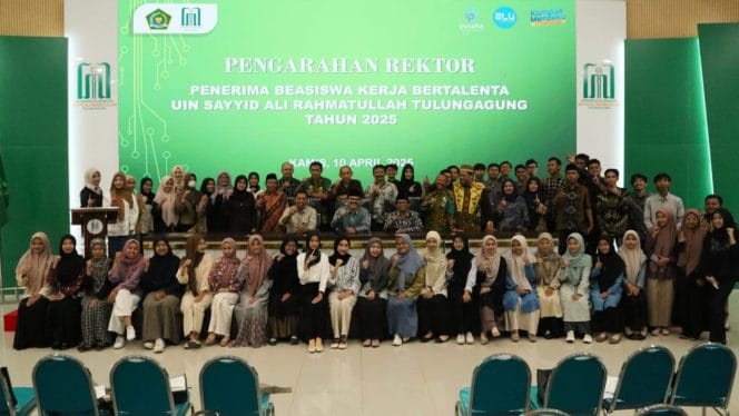 
Keterangan Foto : Rektor UIN Satu Abd Aziz saat memberikan pengarahan kepada 55 mahasiswa penerima Beasiswa Kerja Bertalenta di Aula Gedung Prajna Paramitha, Kamis (10/4/2025).