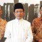 Jakarta --- Menteri Agama Nasaruddin Umar, Menyampaikan Proses Penyiapan Layanan Jemaah Haji Indonesia Di Arab Saudi Sudah Hampir Selesai. Hal Ini Disampaikan Menag Setibanya Di Tanah Air Usai Kunjungan Kerja Ke Yordania​​​​​​. Dari Yordania, Menag Ke Arab Saudi Untuk Meninjau Kesiapan Penyelenggaraan Ibadah Haji 2025. Menurutnya, Secara Umum Layanan Di Arab Saudi Telah Siap Untuk Menyambut Jemaah Haji. “Alhamdulillah, Untuk Urusan Haji, Makkah Dan Madinah Itu Sudah Hampir 100% Rampung,” Ujar Menag Di Badara Halim Perdana Kusuma, Jakarta, Rabu (16/4/2025). Saat Di Saudi, Menag Menggelar Rapat Koordinasi Bersama Panitia Penyelenggara Ibadah Haji (Ppih) Di Arab Saudi. Dijelaslan Menag, Tahun Ini Pemerintah Memang Menerapkan Sejumlah Langkah Efisiensi Dalam Penyelenggaraan Haji. Meski Biaya Lebih Terjangkau, Ia Menegaskan Bahwa Kualitas Layanan Tidak Akan Menurun. “Murah Tidak Berarti Pelayanannya Kurang. Justru Kita Akan Menampilkan Pelayanan Terbaik Dengan Harga Yang Sangat Terjangkau,” Tegasnya. Ia Mengungkapkan Bahwa Selama Ini Indonesia Dikenal Sebagai Penyelenggara Haji Terbaik, Dengan Tingkat Pelanggaran Jemaah Yang Sangat Rendah. Hal Tersebut Menurutnya Disampaikan Langsung Oleh Pemerintah Kerajaan Arab Saudi. “Ini Diakui Sendiri Oleh Kerajaan Saudi Arabia. Seperlima Jamaah Haji Dunia Berasal Dari Indonesia, Namun Tingkat Pelanggarannya Sangat Minim. Itu Membanggakan,” Tuturnya. Menutup Pernyataannya, Menag Menyebutkan Bahwa Sejumlah Terobosan Baru Juga Telah Disiapkan Untuk Meningkatkan Pelayanan Agar Pelaksanaan Haji 2025 Berjalan Sukses. “Kami Mohon Doa Dan Dukungan Dari Seluruh Masyarakat Indonesia Agar Pelaksanaan Ibadah Haji Tahun Ini Berjalan Lancar, Aman, Dan Penuh Keberkahan,” Pungkas Menag.