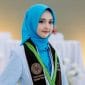 Keren Banget ...! Dokter Cantik Lulusan Madrasah Aliyah Negri Asahan 15 Asahan --- Perjalanan Meraih Impian Sering Kali Melewati Banyak Rintangan Dan Berhasil Mewujudkannya Adalah Sesuatu Pencapaian Yang Luar Biasa Membanggakan. Itulah Yang Dirasakan Gadis Cantik Bernama Dara Ayu Panjaitan Yang Berhasil Mewujudkan Mimpinya Sejak Kecil Menjadi Dokter Dan Kini Siap Mengabdikan Diri Kepada Masyarakat. Dr. Dara Ayu Panjaitan Dulunya Adalah Salah Satu Peserta Didik Terbaik Lulusan Madrasah Aliyah Negeri (Man) Asahan. Dr. Dara Lulus Dari Man Asahan Pada 2018. Semasa Mengenyam Pendidikan Di Man Asahan, Ia Adalah Peserta Didik Yang Berprestasi Dengan Raihan Juara Umum 1 Di Setiap Semesternya Sejak Kelas X Sampai Dengan Kelas Xii. Dr. Dara Juga Pernah Meraih Juara 1 Kompetisi Sains Madrasah Tingkat Kabupaten Asahan. Kepada Humas, Rabu (16/4/2025), Dr. Dara Berbagi Cerita Bahwa Menjadi Dokter Adalah Cita-Citanya Sedari Kecil. Sejak Duduk Dibangku Madrasah Ibtidaiyah, Ia Aktif Mengikuti Organisasi Ekstrakurikuler Yang Berhubungan Dengan Kesehatan Yakni Dokter Cilik, Kemudian Dibangku Madrasah Tsanawiyah Dan Madrasah Aliyah Ia Aktif Mengikuti Organisasi Palang Merah Remaja (Pmr). Dr. Dara Menceritakan Pengalamannya Dalam Memilih Jurusan Dan Universitas Setelah Lulus Man Asahan. Setelah Berdiskusi Dengan Orangtua, Dr. Dara Mantab Dengan Pilihannya Yaitu Fakultas Kedokteran Di Universitas Sumatera Utara. “Waktu Itu Orangtua Saya Tetap Mendukung Atas Apa Yang Saya Ingingkan, Namun Pilihannya Harus Tetap Di Sumatera Utara. Akhirnya Saya Putuskan Untuk Memilih Fakultas Kedokteran Usu,” Ucapnya. Untuk Melanjutkan Pendidikan Di Fakultas Kedokteran Tanpa Ada Dukungan Biaya Yang Mapan Hanyalah Sebuah Harapan. Di Situlah Dr. Dara Mulai Berpikir Jika Kuliah Di Fakultas Kedokteran Membutuhkan Biaya Yang Tidak Sedikit, Apalagi Saat Itu Keluarganya Sedang Menghadapi Masa Sulit. Ditambah Lagi Sang Ayah Mengalami Kecelakaan Yang Mengakibatkan Kaki Sang Ayah Patah, Setelah Ditabrak Lari Oleh Remaja Yang Mabuk Sambil Membawa Sepeda Motor. Tidak Berputus Asa, Dr. Dara Saat Itu Mulai Mencari-Cari Informasi Tentang Beasiswa Bidikmisi. Dengan Tekad Kuat Serta Dukungan Dari Orangtuanya, Ia Pun Mencoba Untuk Masuk Fakultas Kedokteran Universitas Sumatera Utara (Fk Usu) Melalui Jalur Snmptn Dan Mendaftar Bidikmisi. Awalnya Dr. Dara Sempat Berkecil Hati, Mengingat Pilihannya Merupakan Jalur Yang Sulit Dan Mengingat Riwayat Kakak Kelasnya Di Man Asahan Terdahulu Sudah Lama Tidak Ada Yang Memilih Fakultas Kedokteran. Sehingga, Ia Pun Pasrah Dengan Hasilnya. Berkat Doa Orangtua Dan Atas Segala Usaha Yang Telah Dilakukanya, Akhirnya Dr. Dara Saat Itu Dinyatakan Lulus Snmptn Di Fakultas Kedokteran Universitas Sumatera Utara Dengan Beasiswa Bidikmisi. &Quot;Saat Dinyatakan Lulus Itu Rasanya Seperti Mimpi, Seakan Tidak Percaya. Pastinya Sangat Terharu Sekali, Alhamdulillah Allah Telah Mengabulkan Doa-Doa Kami,&Quot; Kenangnya. Diterima Masuk Fakultas Kedokteran Usu, Dr. Dara Merasa Bahwa Mimpinya Saat Itu Mulai Terwujud. Namun, Saat Memasuki Masa Kuliah Ternyata Benar-Benar Banyak Rintangan Yang Harus Ia Jalani. Beradaptasi Dengan Cara Belajar Dengan Materi-Materi Yang Melelahkan Dan Jadwal Yang Cukup Padat Ditambah Lagi Ada Ujian Yang Harus Diikuti Disetiap Bulannya. “Kalau Merasa Capek Mungkin Iya, Sebab Semester Awal Jadwal Cukup Padat, Ada Praktikum, Tutorial, Kelas Materi, Skill Lab, Ditambah Ujian Yang Setiap Bulan Ada, Memang Harus Adaptasi Dulu. Dan Di Saat Sudah Bisa Beradaptasi, Di Semester Tiga Malah Masuk Masa-Masa Covid, Dan Belajar Secara Daring Kurang Menyenangkan Menurut Saya,” Ujarnya. Tahun Demi Tahun Dilalui Dengan Berbagai Tantangannya Berhasil Dilewati Dr. Dara, Semua Itu Tidak Lepas Dari Motivasinya Untuk Membanggakan Kedua Orangtua. Ia Pun Sukses Meraih Gelar Sarjana Kedokterannya Pada Januari 2022. “Alhamdulillah Satu Tahap Ini Sudah Saya Lewati Penuh Dengan Lika-Likunya, Itu Semua Atas Doa-Doa Orangtua Saya Yang Tak Pernah Putus Untuk Anak Perempuannya Ini,” Ujar Dr. Dara Melanjutkan. Berhasil Meraih Gelar Sarjana Kedokteran, Dr. Dara Lanjut Mengikuti Koas (Co-Assistant) Di Rsu Universitas Sumatera Utara Dan Rsup H. Adam Malik Medan Selama 2 Tahun. Kemudian Untuk Meraih Gelar Dokternya, Dr. Dara Harus Mengikuti Ujian Kompetensi Mahasiswa Program Profesi Dokter (Ukmppd) Yang Digelar Pada Bulan Agustus 2024 Dan Hasilnya Nama Dara Ayu Panjaitan Pun Dinyatakan Lulus. “Pengumuman Kelulusannya Saat Itu Diumumkan Pada Bulan September 2024. Alhamdulillah Saya Lulus Oneshot, Alhamdulillah Juga Akhirnya Cita-Cita Saya Terwujud Dan Telah Sah Meraih Gelar Dokter,” Ucap Dr. Dara Penuh Syukur. Dan Saat Ini Dr. Dara Ayu Panjaitan Sedang Penempatan Program Internship Di Rsud Bekasi Dan Di Puskesmas Lambangsari Di Kabupaten Bekasi. Ditengah Keberhasilannya Itu, Dr. Dara Tidak Lupa Menyampaikan Rasa Terima Kasih Kepada Segenap Bapak Dan Ibu Gurunya Di Man Asahan Yang Telah Memberikan Ilmu Yang Sangat Berarti Dan Dukungannya Dalam Meraih Prestasi. “Terima Kasih Atas Ilmu Yang Diberikan, Bantuan Dan Dukungan Yang Telah Diberikan Selama Saya Di Man Asahan. Saya Doakan Semoga Bapak Dan Ibu Guru Di Man Asahan Selalu Dalam Perlindungan Allah Swt Dan Dapat Terus Mencetak Generasi Berprestasi Ke Depannya”, Ucapnya. Dr. Dara Menceritakan Kisah Perjalanannya Ini Untuk Mengajarkan Arti Dari Sebuah Proses Perjuangan Meraih Impian, Meskipun Kadang Itu Terasa Sulit Untuk Diraih, Jangan Pernah Menyerah Pada Mimpi. “Orang Yang Memiliki Mimpi Akan Lebih Sukses Daripada Orang Tidak Memiliki Mimpi, Karena Orang Yang Mempunyai Mimpi Akan Lebih Terarah Dalam Meraih Tujuannya”, Katanya Penuh Semangat.
