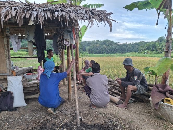 Keterangan foto : Relawan pendukung setia Gubernur Banten Andra Soni menerima masukan dan aspirasi para petani di Kampung Baru Desa Sukarendah, Kecamatan Warunggunung