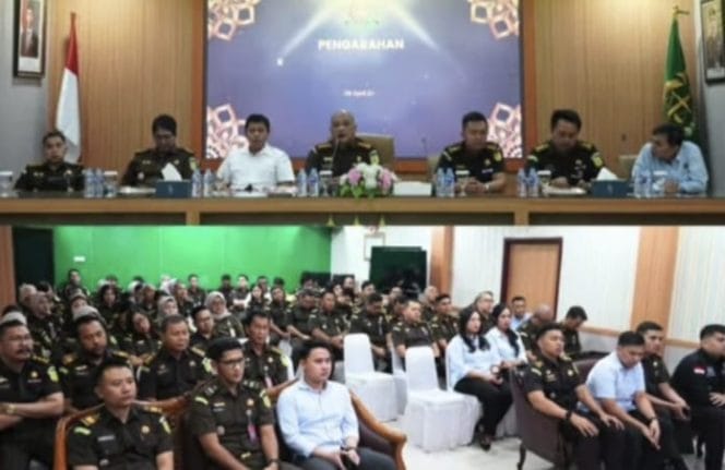 
Keterangan foto : Kejaksaan Negeri (Kejari) Jakarta Utara menggelar pengarahan dan Halal Bihalal kepada seluruh staf dan pegawai, Selasa (8/4/2025)