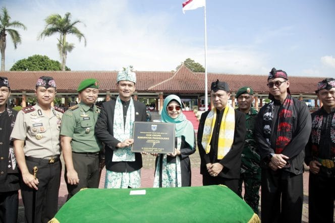 
Keterangan foto: Bupati Pandeglang Dewi Setiani meresmikan Gedung Gelanggang Olahraga (GOR) Cikupa, di Alun-alun Pandeglang, Kamis (10/04/2025). 