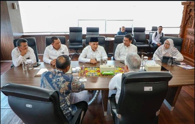 
Keterangan Foto : Pertemuan antara Wamenag dan Kemendikbud Saintek Jakarta, 31 Desember 2024- Kiri ke Kanan (Junisab akbar Tenaga Ahli bidang Pengawasan dan Pengendalian ASN, Dr. H. Sutomo, S.Pi., M.Si. adalah Staf Khusus Menteri Agama RI yang menjabat di Bidang Hubungan dan Kerjasama Kelembagaan, Wakil Menteri Agama Republik Indonesia, Dr. KH. Romo. R. Muhammad Syafii, S.H., M.Hum.,, Prof. Abu Rokhmad Dirjen Pendis Kemenag, Nona Gayatri Nasution, S.Si. Staf Khusus Menteri Agama Bidang Pendidikan Reformasi Birokrasi dan Tata Kelola.