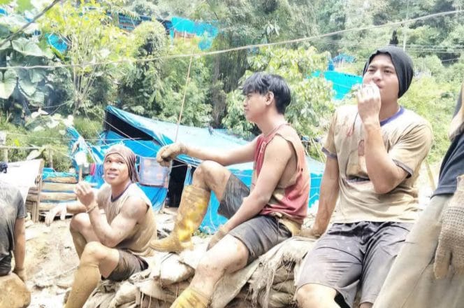 
Keterangan Foto : Kegiatan terbaru tambang ilegal (PETI) di lokasi tambang Desa Tangga Bosi Bukit Siayo, Kabupaten Mandailing Natal Sumatra Utara, 15 April 2025.