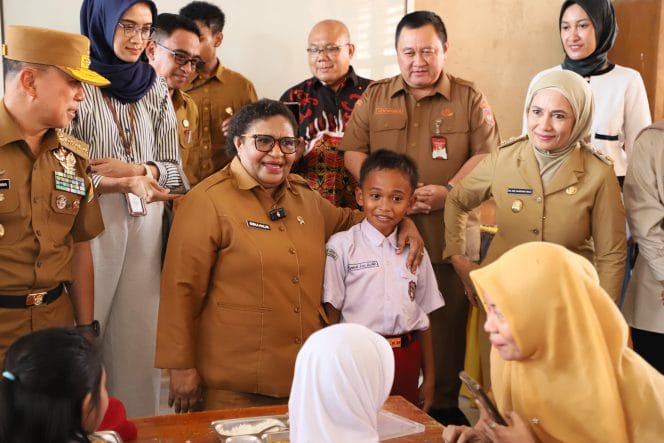 
Keterangan Foto : Wakil Menteri Dalam Negeri (Wamendagri) Ribka Haluk meninjau langsung pelaksanaan program Makan Bergizi Gratis (MBG) di Sekolah Dasar (SD) Negeri 2 Lamangga, Kota Baubau, Sulawesi Tenggara (Sultra).