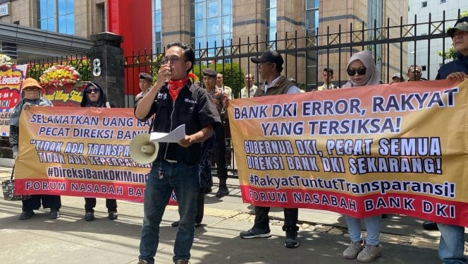 
Katerangan Foto : Puluhan nasabah yang tergabung dalam Forum Nasabah Bank DKI menggelar aksi damai di depan Kantor Bank DKI di Jalan Suryopranoto, Jakarta Pusat, Selasa, 14 April 2025.