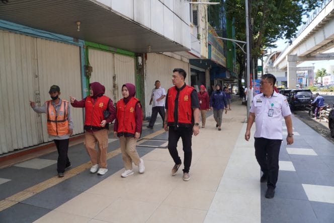 
Tim penyidik Kejaksaan Tinggi Sumsel kembali berupaya menggeledah Kantor PT Mitra Bangun (MB) di Jalan Jenderal Sudirman, Kota Palembang